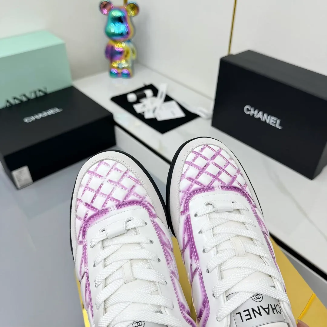 👟👟Ex-factory price 620👟👟 Top version Chanel Chanel - 2025 counter top casual sports shoes This sneaker is a classic design; the upper is electro-embroidered with a variety of techniques; the outsole is fashionable and sporty; it is extraordinary and incorporates a variety of color matching elements... The diversified mix and match is very beautiful and versatile, and can be used for leisure, fashion, sports and outdoor... ꫛꫀꪝ Go➫ Material: ❶Upper is made of: original cowhide ❷Inner lining is made of: original imported sheepskin ❸Outsole is based on: original TPU combination outsole Special counter boutique packaging complete set for women 35–41